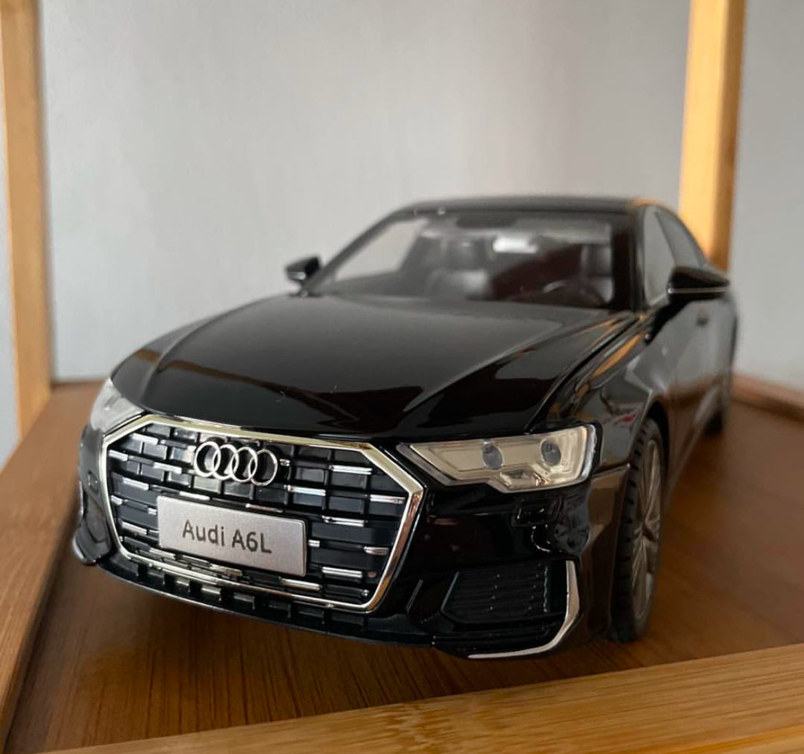 1:18 Audi A6L 55 TFSI Model Black Luxury Sedan Collectible