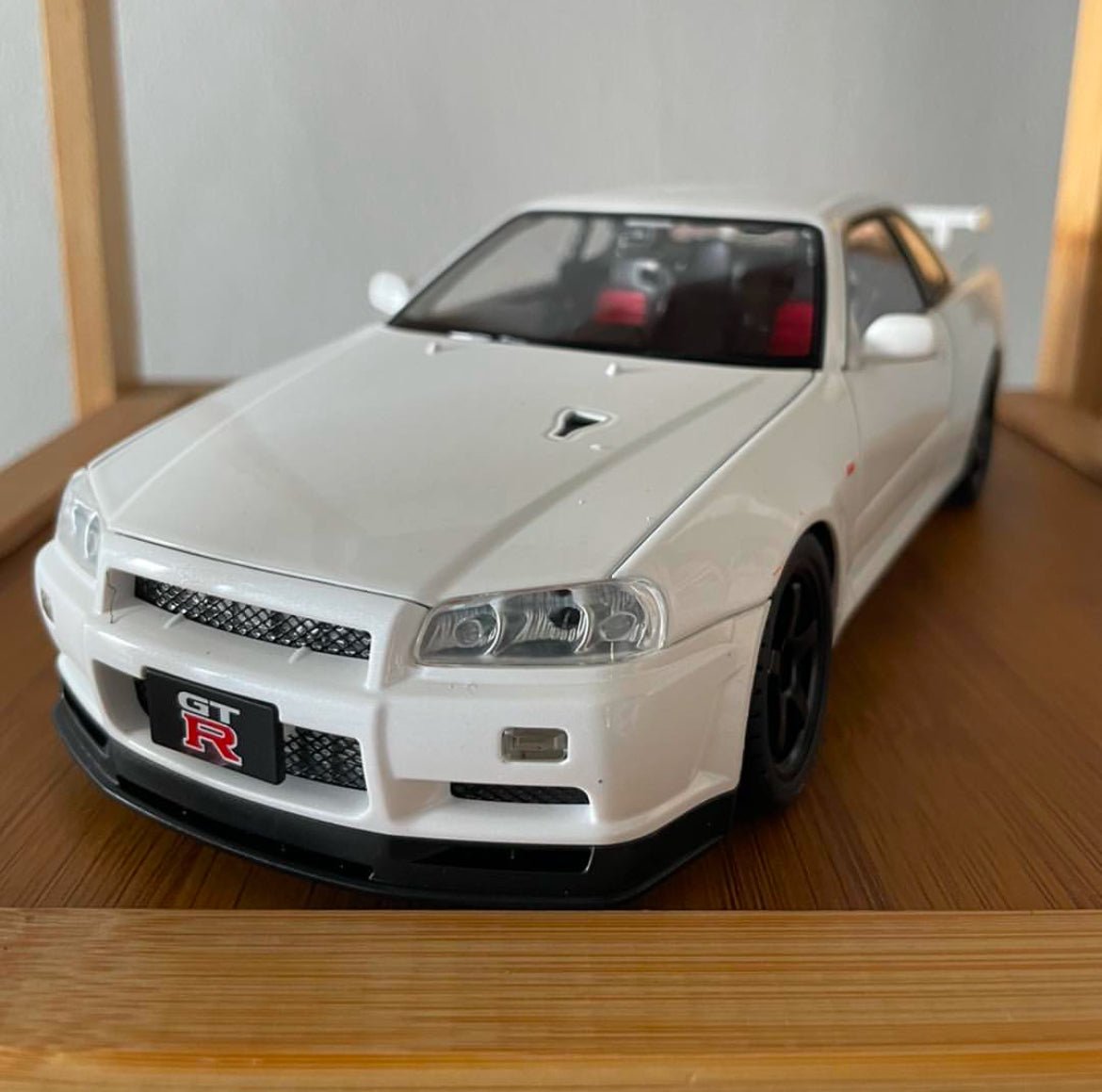 Large White 1:18 Nissan Skyline GT - R R34 Diecast Model Collectible - Nexloop