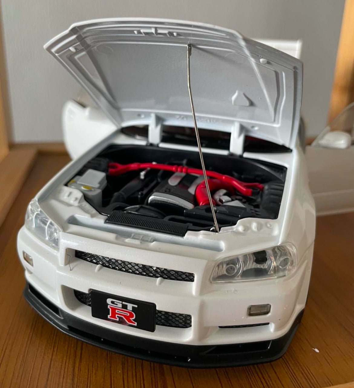 Large White 1:18 Nissan Skyline GT - R R34 Diecast Model Collectible - Nexloop