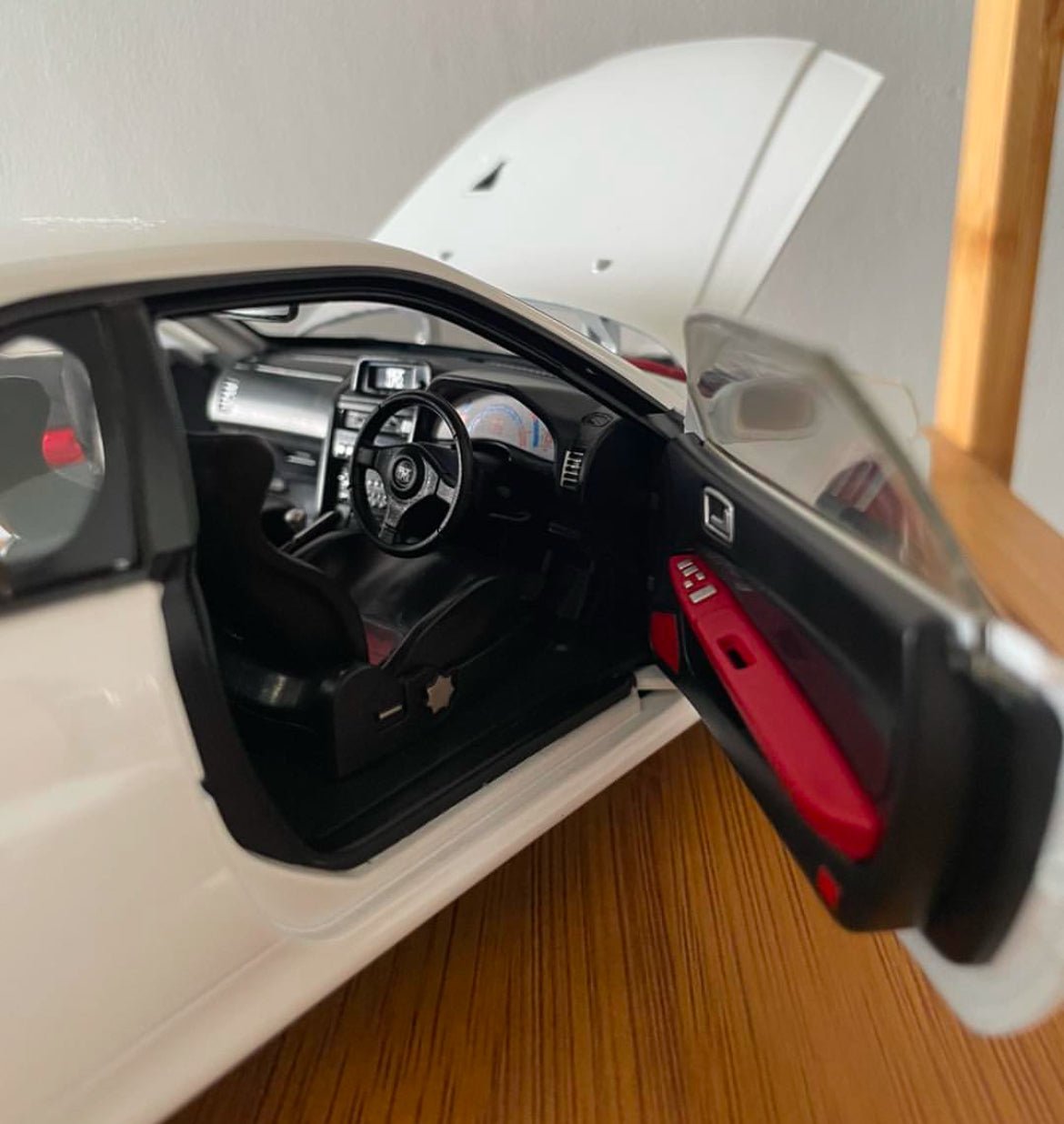 Large White 1:18 Nissan Skyline GT-R R34 Metal Model Collectible