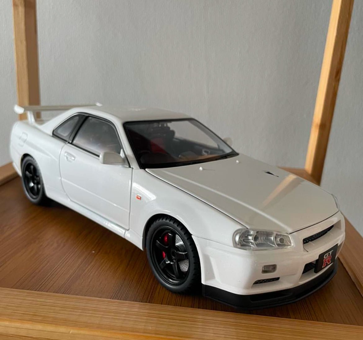 Large White 1:18 Nissan Skyline GT - R R34 Diecast Model Collectible - Nexloop
